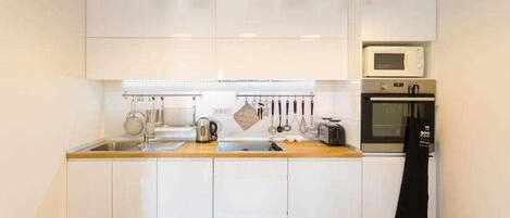 Kühlschrank, Mikrowelle, Ofen, Herdplatte