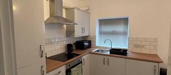 Stylish & Cozy 2-Bed Entire Home in Belfast City with WiFi