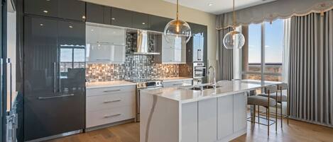 Refrigerador, microondas, horno y parrilla de estufa