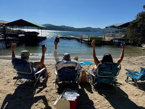Chaises longues, serviettes de plage