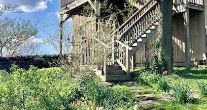 Peaceful, historic 3-bedroom barn loft on a horse and flower farm in Paris.