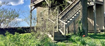 Peaceful, historic 3-bedroom barn loft on a horse and flower farm in Paris.