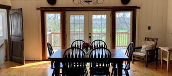 Peaceful, historic 3-bedroom barn loft on a horse and flower farm in Paris.