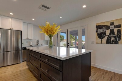 ☆Scottsdale Serenity☆ with big pool, putting green and HOT TUB