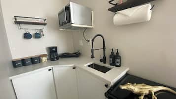 Microwave, stovetop, blender, cookware/dishes/utensils
