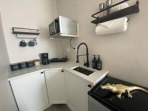 Mikrobølgeovn, kogeplade, blender, køkkentøj/tallerkener/redskaber