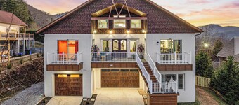 SALE! MTN VIEWS! 15min to Downtown! Hot Tub, Home Theater, Game Room, Sleeps 22!