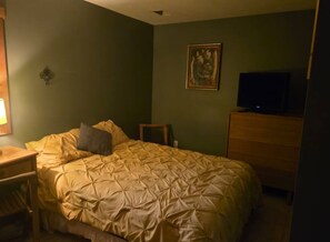 2 bedrooms, desk, iron/ironing board, free WiFi - Charming 2-bedroom apartment with outdoor hot tub in rural area, private yard. (Hastings)