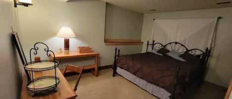 2 makuuhuonetta, työpöytä, silitysrauta/-lauta, ilmainen Wi-Fi