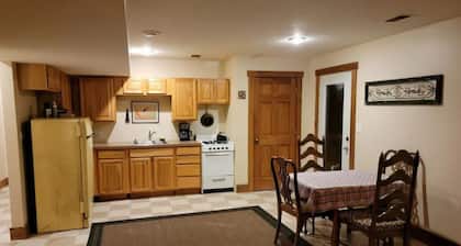 Charming 2-bedroom apartment with outdoor hot tub in rural area, private yard.