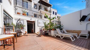 A wooden deck with outdoor furniture, a staircase leading to a balcony, and potted plants. - The Lume Boutique Hotel & Restaurant & Spa (Bodrum)