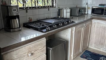 Refrigerador, microondas, parrilla de estufa y cafetera y tetera