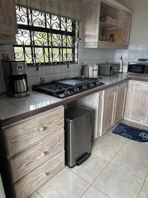 Réfrigérateur, four à micro-ondes, surface de cuisson, cafetiÚre-théiÚre