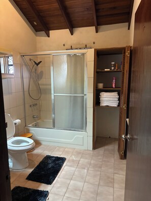 مناشف، صابون، ورق حمّام