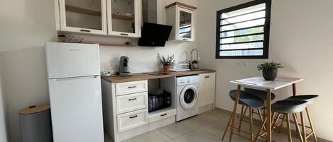 Kühlschrank, Mikrowelle, Herdplatte, Wasserkocher mit Kaffee-/Teezubehör