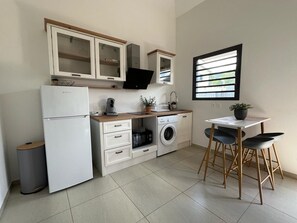 冷蔵庫、電子レンジ、コンロ、コーヒー / ティーメーカー