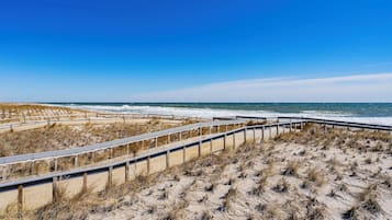 Plage à proximité, chaises longues, serviettes de plage