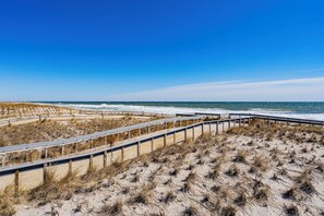 Vlak bij het strand, ligstoelen, strandlakens