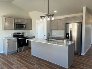 Jääkaappi, mikroaaltouuni, uuni, liesi