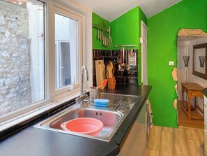 Dishwasher, cookware/dishes/utensils
