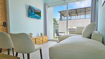 Luksusvilla, ikke-røyk, privat basseng | Oppholdsområde | En 52-tommers Flatskjerm-TV med digitale kanaler samt fotballspill