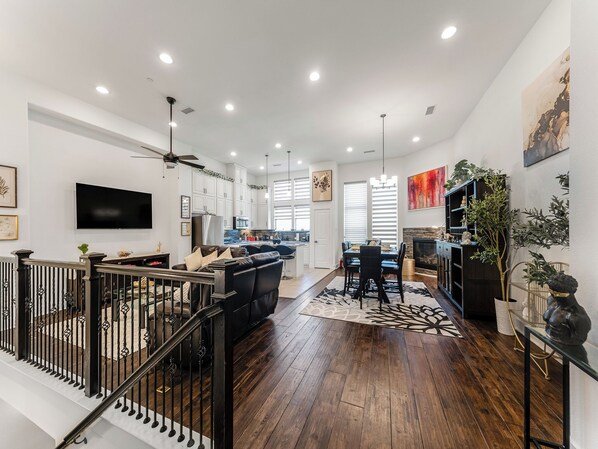 Smart TV, fireplace - A Homely Getaway (Lewisville)