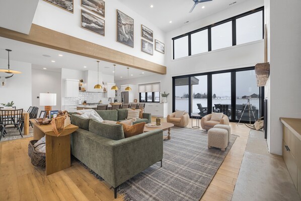 TV connectée, cheminée, chaîne hi-fi