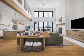 TV connectée, cheminée, chaîne hi-fi