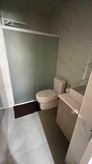 Douche, serviettes fournies, papier toilette