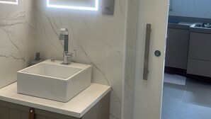 Ducha, toallas, papel higiénico