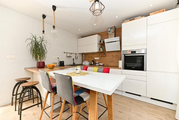 Oven, stovetop, dishwasher