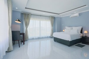 2 bedrooms, desk, laptop workspace