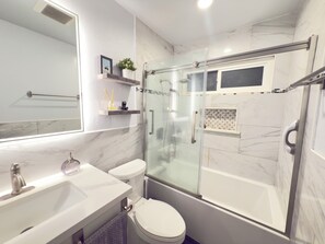 Dusche, Haartrockner, Handtücher, Seife
