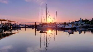 Un puerto deportivo con barcos amarrados al atardecer.