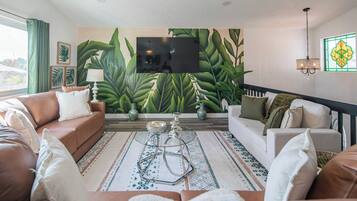 Smart TV, chimenea, videojuegos y tenis de mesa