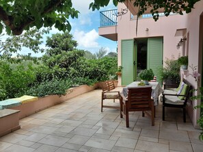 Outdoor dining - Thei's Nest in a large garden in the Prines' centre near restaurants, beach,city (Prines)