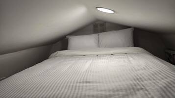 1 dormitorio, tabla de planchar con plancha, wifi y ropa de cama