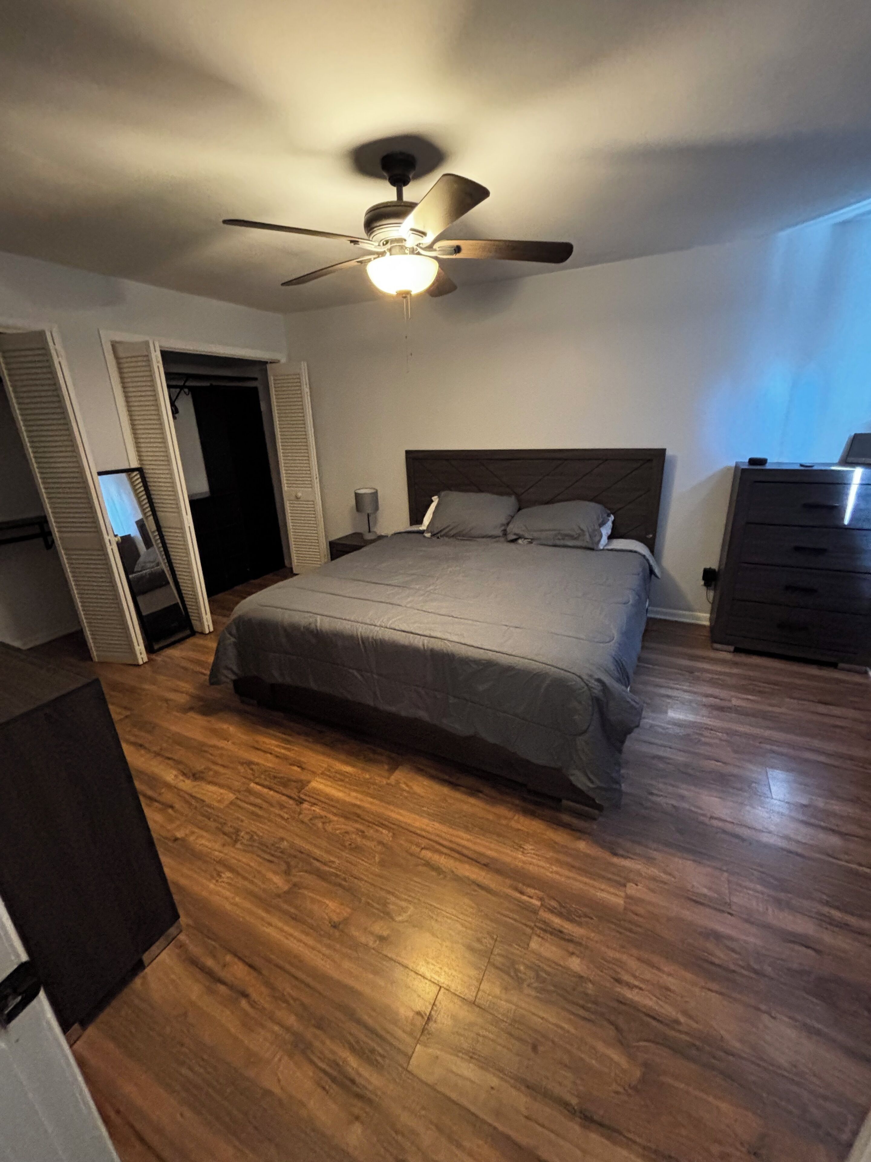 1 habitación, tabla de planchar con plancha, wifi y ropa de cama 