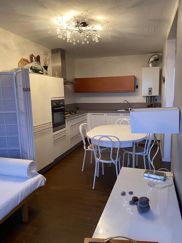 Réfrigérateur, four à micro-ondes, un four, surface de cuisson