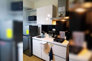 Fridge, microwave, stovetop, cookware/dishes/utensils