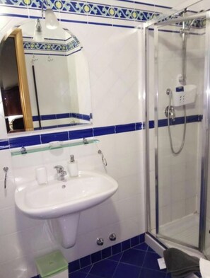 Comfort Double Room, Balcony | Bathroom | Shower, free toiletries, hair dryer, bidet - Amalfitani Salerno Centro (Salerno)
