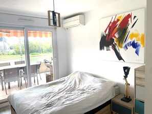 2 chambres, bureau, fer et planche à repasser, accès au Wi-Fi (inclus)