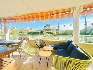 Outdoor dining - Modern apartment in residence with tennis pool - lake view 10 mn from Cannes (Le Cannet)