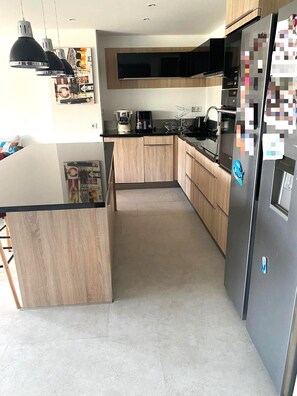 Fridge, microwave, oven, stovetop - Modern apartment in residence with tennis pool - lake view 10 mn from Cannes (Le Cannet)