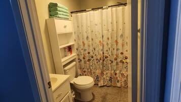 Haartrockner, HandtĂŒcher, Seife, Shampoo