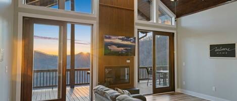 Televisión y chimenea