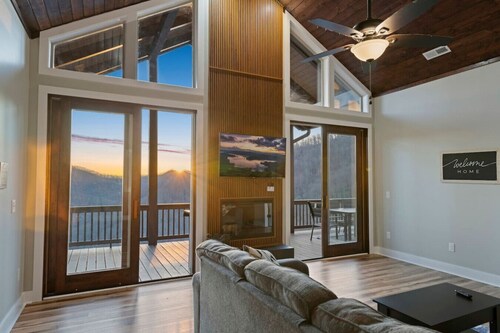 Sylva Retreat, King Suite, Mountain View, and Hiking!