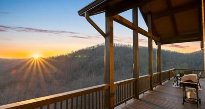 Luxury Condo, King Suite, Amazing View, Peace, and Hiking!