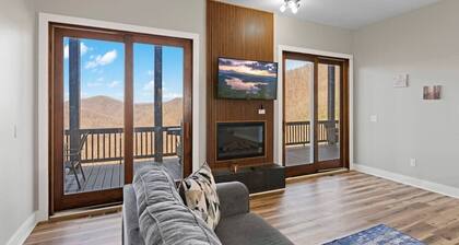 Luxury Condo, King Suite, Amazing View, Peace, and Hiking!