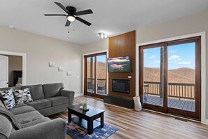 Una televisión, una chimenea